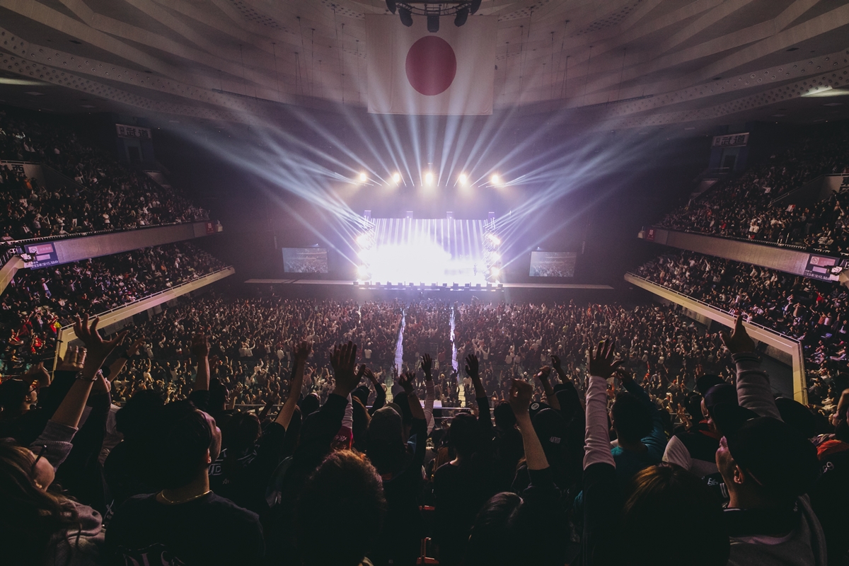Ak 69 ソールド アウトを記録した武道館公演 Dawn In Budokan 堂々たるヒップホップ魂をみせつけ大盛況 そのステージでche Nelleのサプライズ登場による圧巻の初共演パフォーマンス実現したnew Single I Still Shine Feat Che Nelle Stronger もリリース