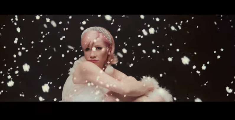 カーリー レイ ジェプセンが最新クリスマス曲 It S Not Christmas Till Somebody Cries のビデオを公開 カーリー レイ ジェプセン