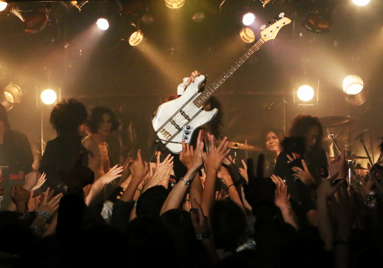 LIVE REPORT】HEATHの遺志を継ぐ PATA、SUGIZOら、名だたるメンバー
