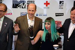 レディー・ガガ×TOMODACHIチャリティーオークション