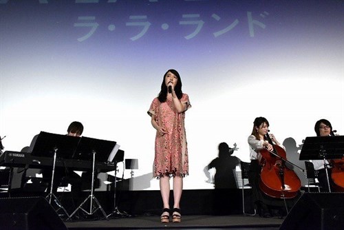 映画 ラ ラ ランド 大ヒットで モネ ストーン が歌う 大ヒット中のサントラのスコア盤も本日発売 Universal Music Japan