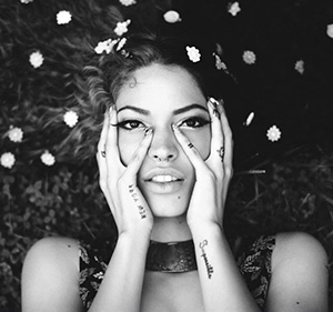 マクシン・アシュリー MAXINE ASHLEY Rixton