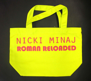 さらにニッキー・ミナージュ特製のトートバッグもあたるダブル・チャンス企画もあります！