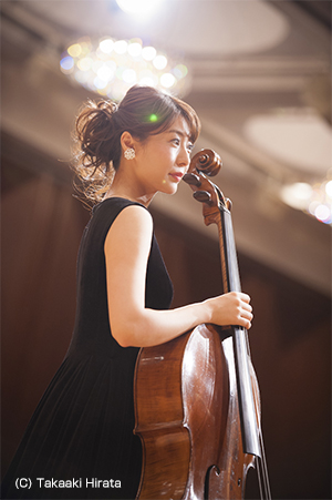 BIOGRAPHY - 新倉 瞳 - UNIVERSAL MUSIC JAPAN