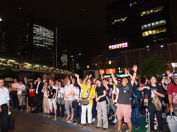 新橋駅前SL広場にクイーンファンが集まり大盛況！