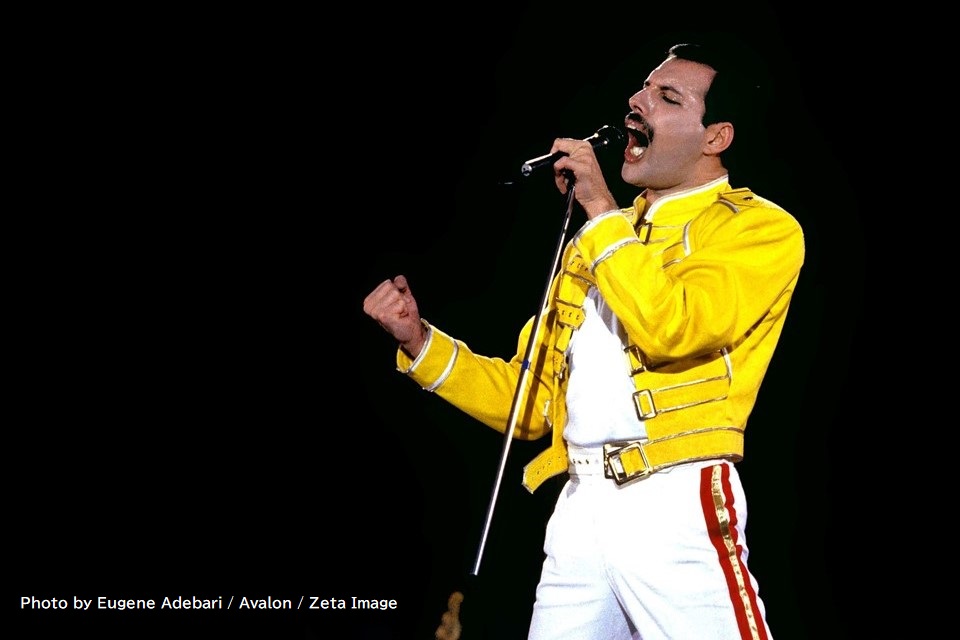 QUEEN50周年展、フレディ・マーキュリーが最後のツアーで身にまとった 