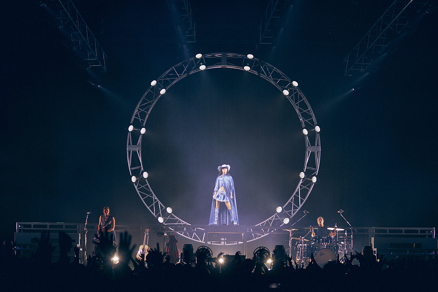東京公演完売!愛と癒しで包み込んだ自身初のジャパン・ツアー東京公演のライヴ・レポートが到着!サプライズで宇多田ヒカル「First Love」の ...