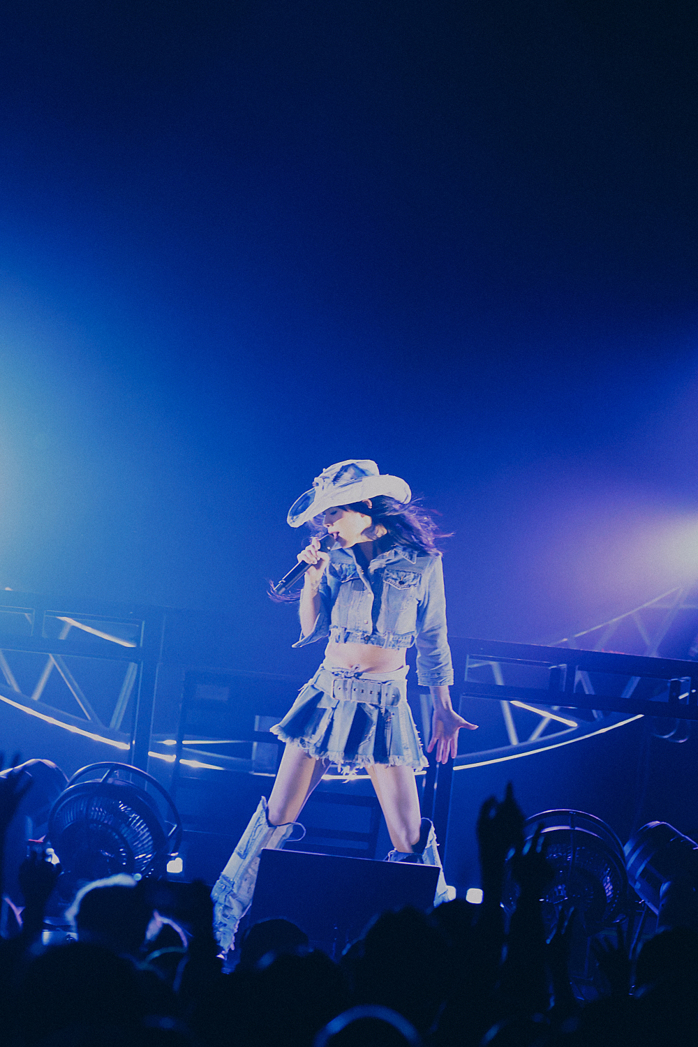 東京公演完売!愛と癒しで包み込んだ自身初のジャパン・ツアー東京公演のライヴ・レポートが到着!サプライズで宇多田ヒカル「First Love」の ...