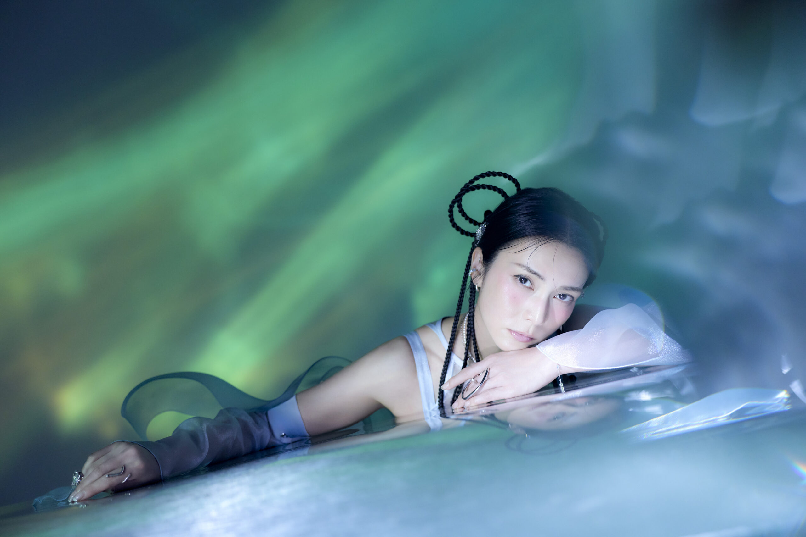 柴咲コウ 8月26日に「泡沫」リリースが決定。新アーティスト写真も公開