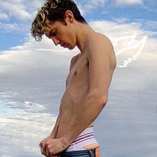 新曲「Angel Baby」をヴィジュアライザーと同時解禁！ - トロイ