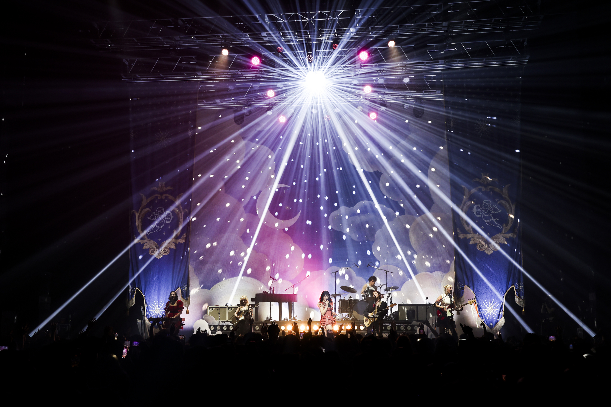 幻想的なムードに包まれた、圧巻の来日公演初日Zepp Haneda公演の