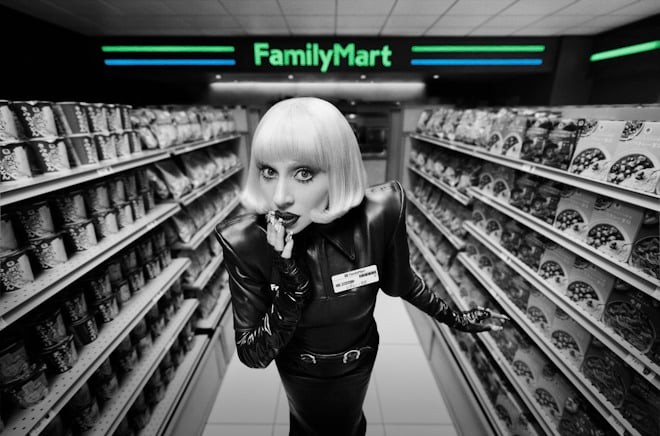 レディー・ガガxファミリーマート！ストアスタッフに扮したガガが登場